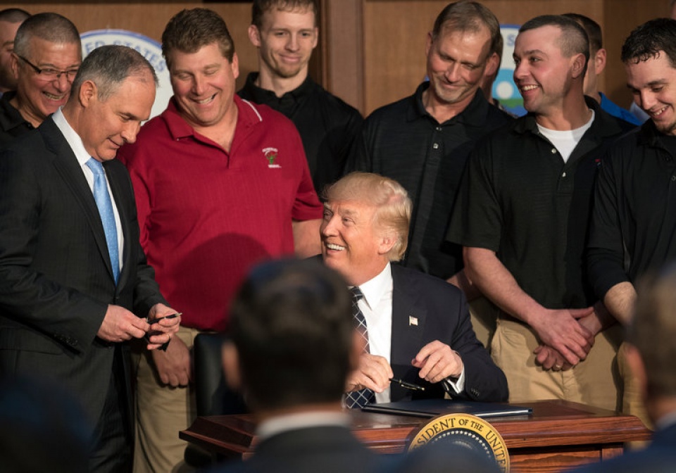 tong thong trump bai bo cac chinh sach ve bien doi khi hau thoi obama