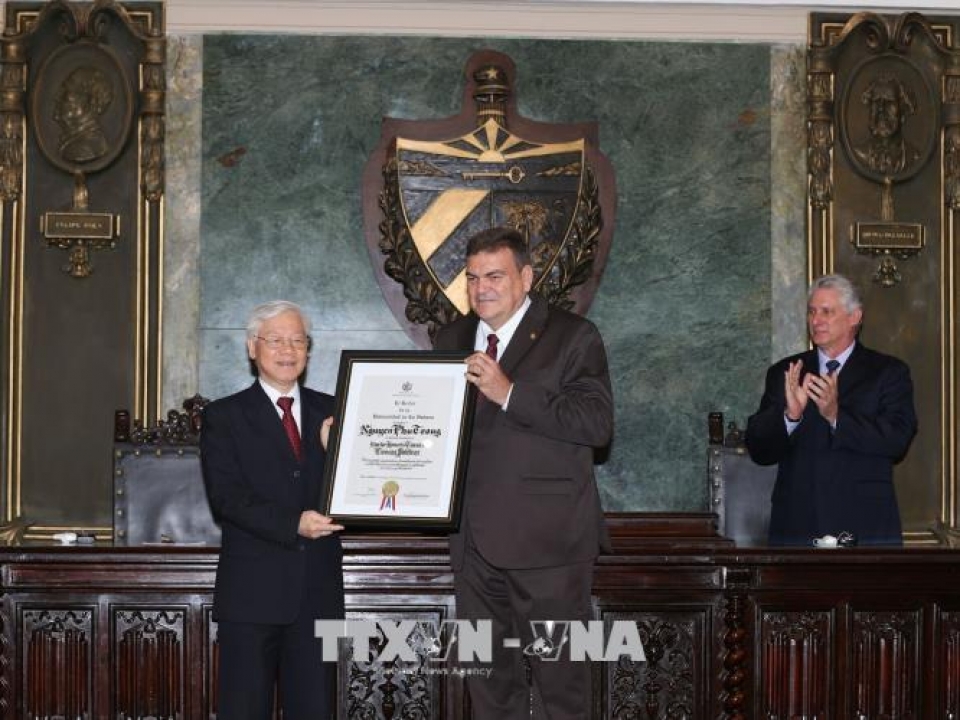 tong bi thu nguyen phu trong nhan bang tien si danh du tai cuba