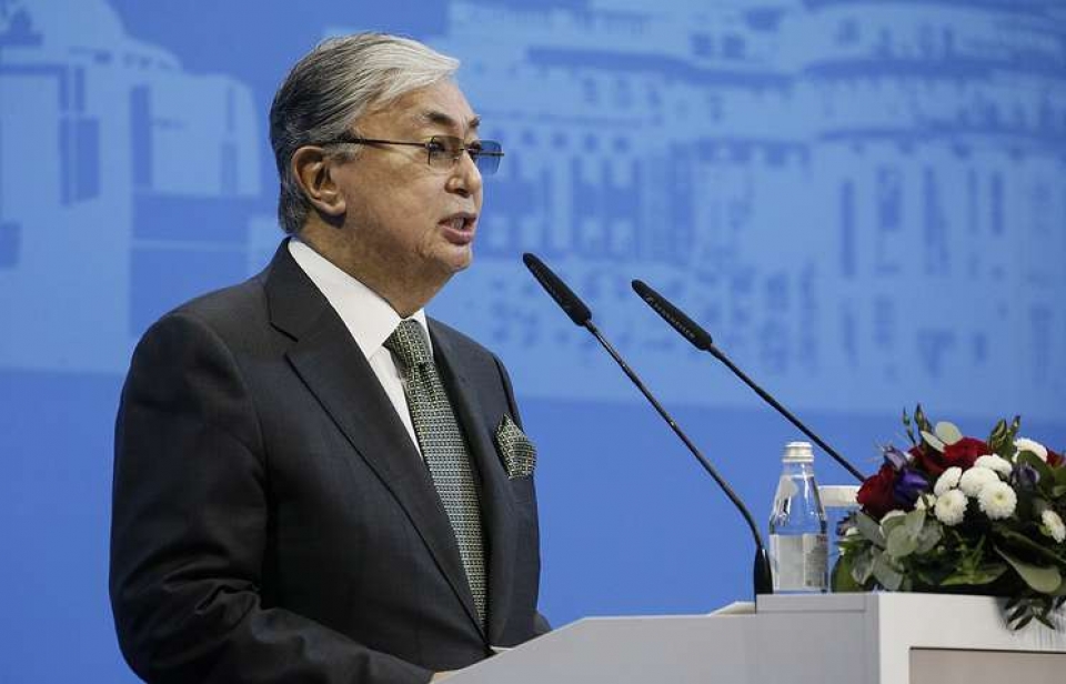 tong thong kazakhstan tu chuc nhung van o lai cung nhan dan