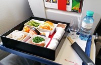 indonesia hanh khach mat chim quy tri gia gan 250 trieu dong tren may bay