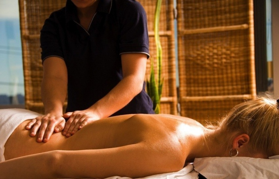 Xoa bóp giúp giảm đau lưng mãn hiệu quả