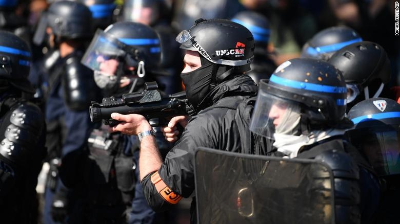 paris tiep tuc chim trong khoi lua ngay sau vu chay nha tho duc ba