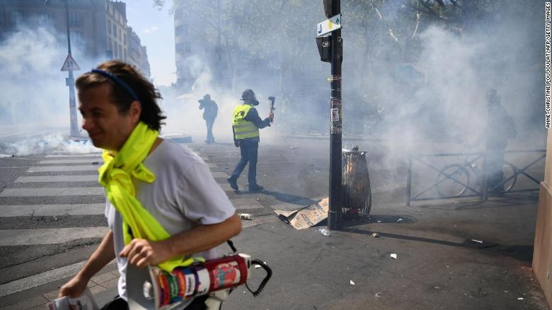 paris tiep tuc chim trong khoi lua ngay sau vu chay nha tho duc ba