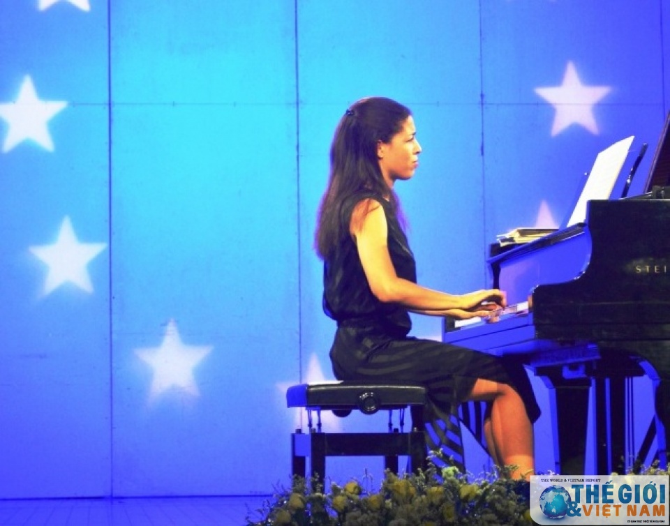 celimene daudet net lang man chau au giua long ha noi