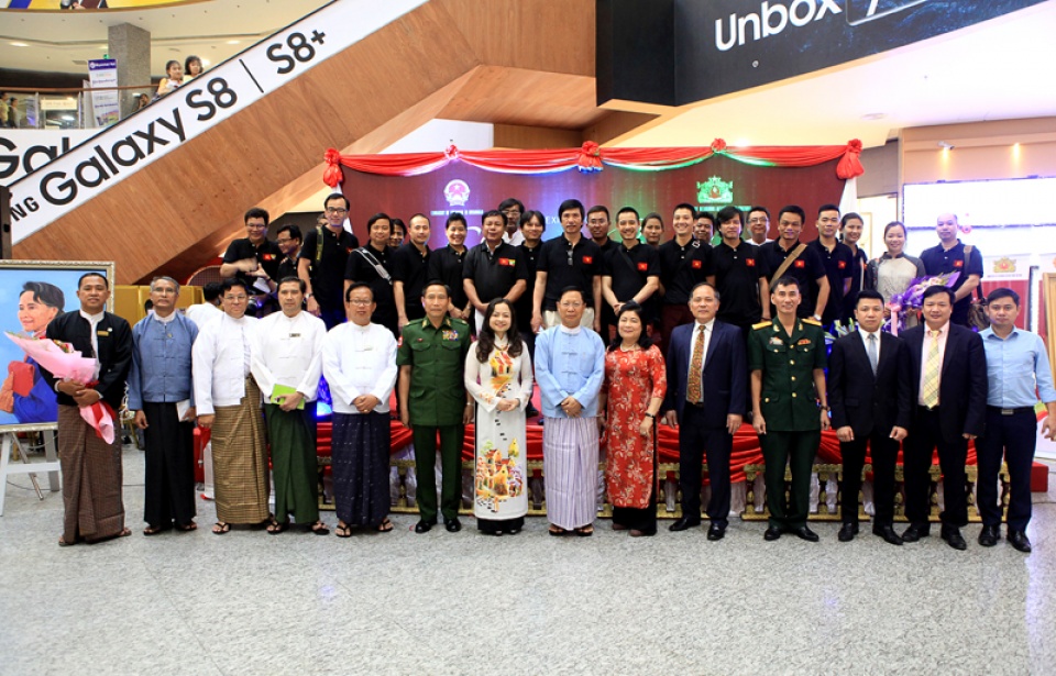 khai mac trien lam tranh viet nam myanmar