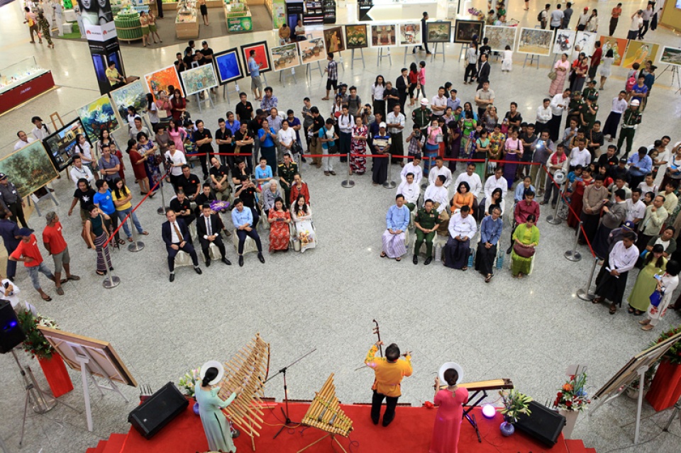 khai mac trien lam tranh viet nam myanmar