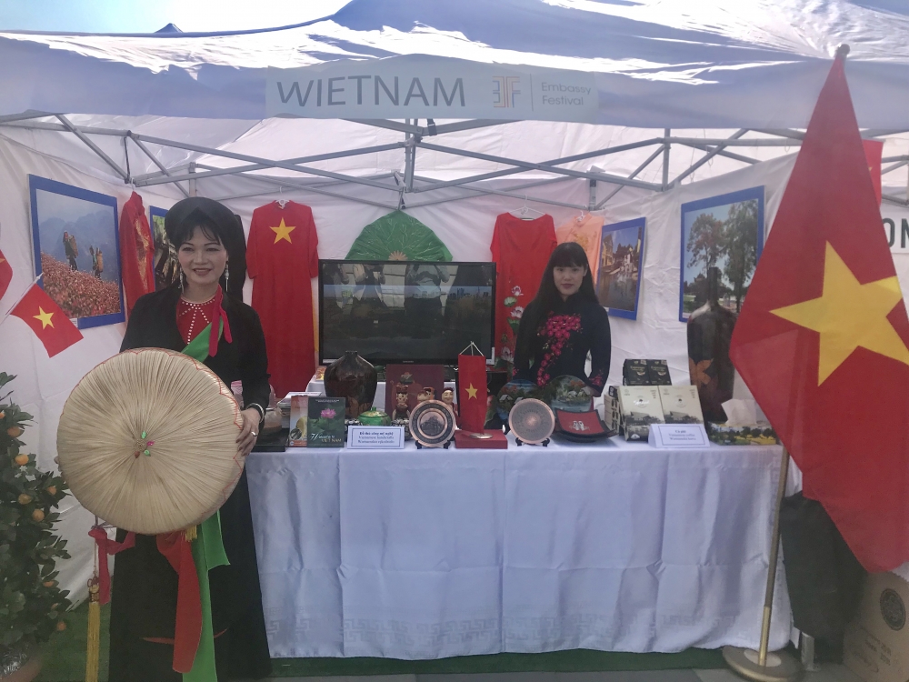 viet nam tham du embassy festival lan thu nhat tai ba lan