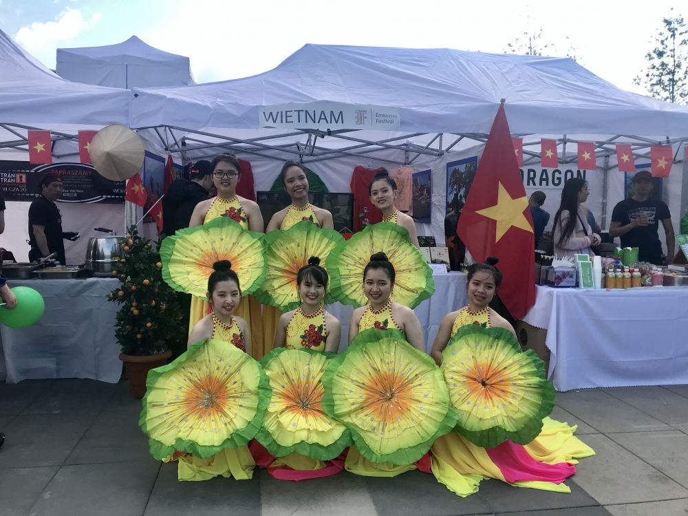 viet nam tham du embassy festival lan thu nhat tai ba lan