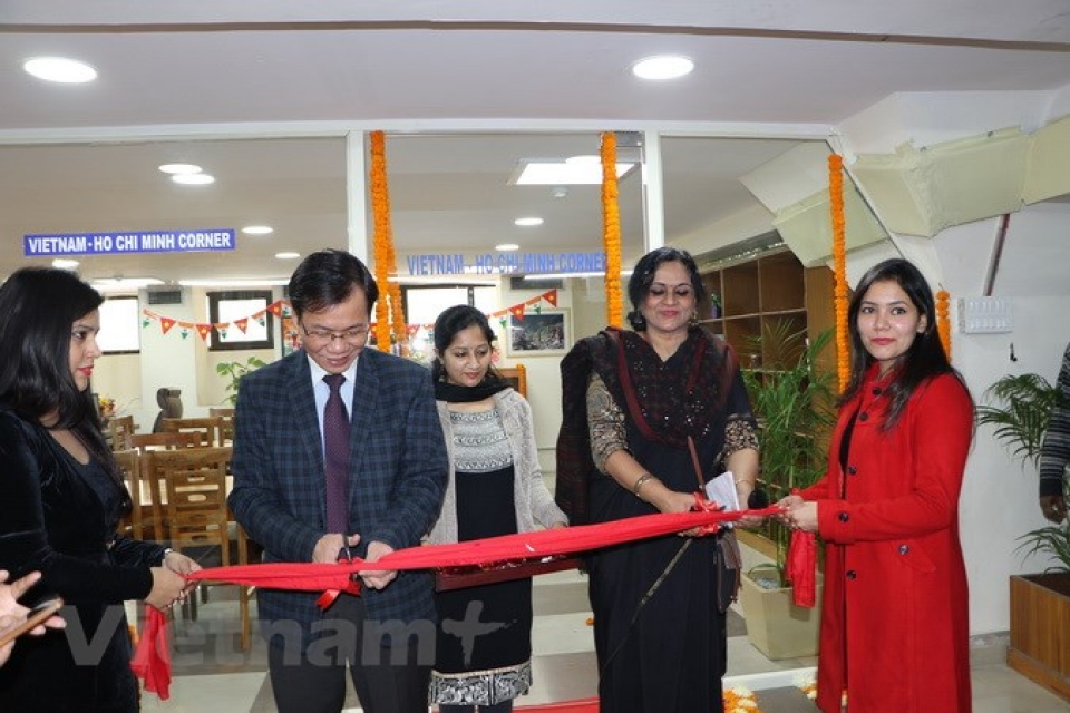 khai truong phong sach viet nam ho chi minh dau tien o new delhi