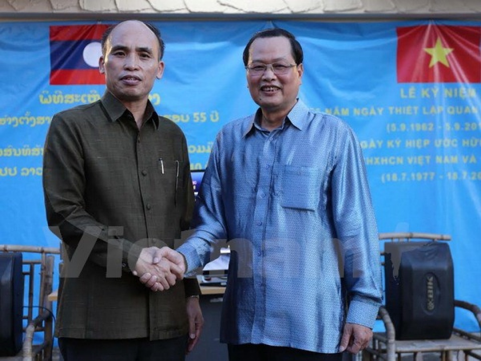 giao luu giua hai dai su quan viet nam va lao tai singapore