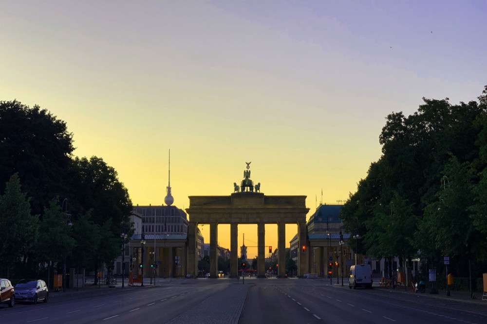 chau au vat lon voi qua bom khi hau