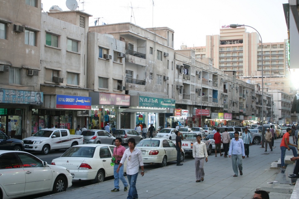 qatar ban hanh quy che cu tru lau dai doi voi nguoi nuoc ngoai