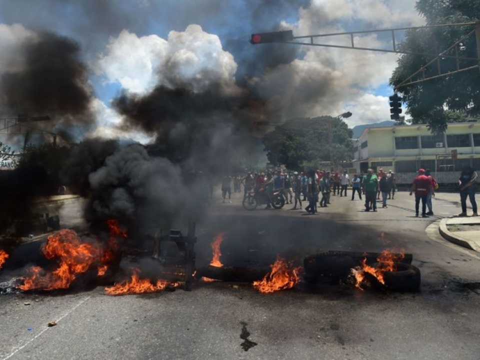 venezuela dap tan vu tan cong khung bo tai can cu quan doi