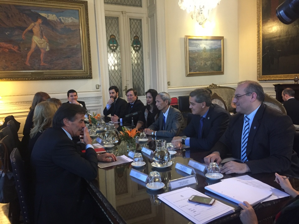 ha vien argentina ra mat nhom nghi sy huu nghi voi viet nam