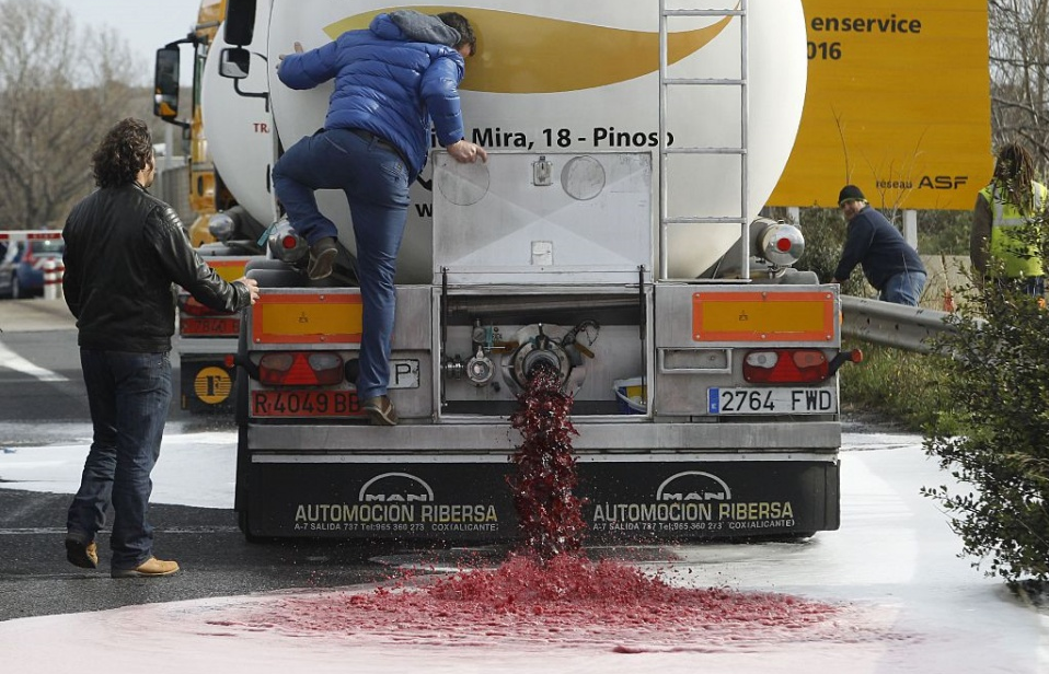 Cuộc chiến rượu vang 'nhuộm đỏ' đường ở Pháp