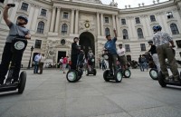 Áo xây hàng rào bê-tông bảo vệ các cơ quan chính phủ