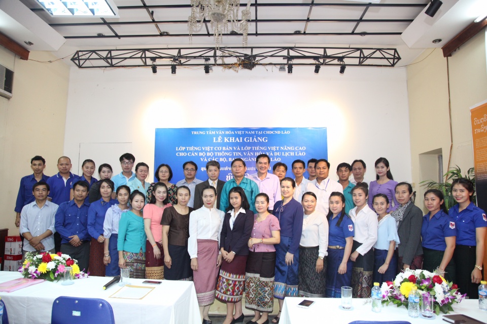 khai giang lop tieng viet co so khoa vi cho hoc vien lao