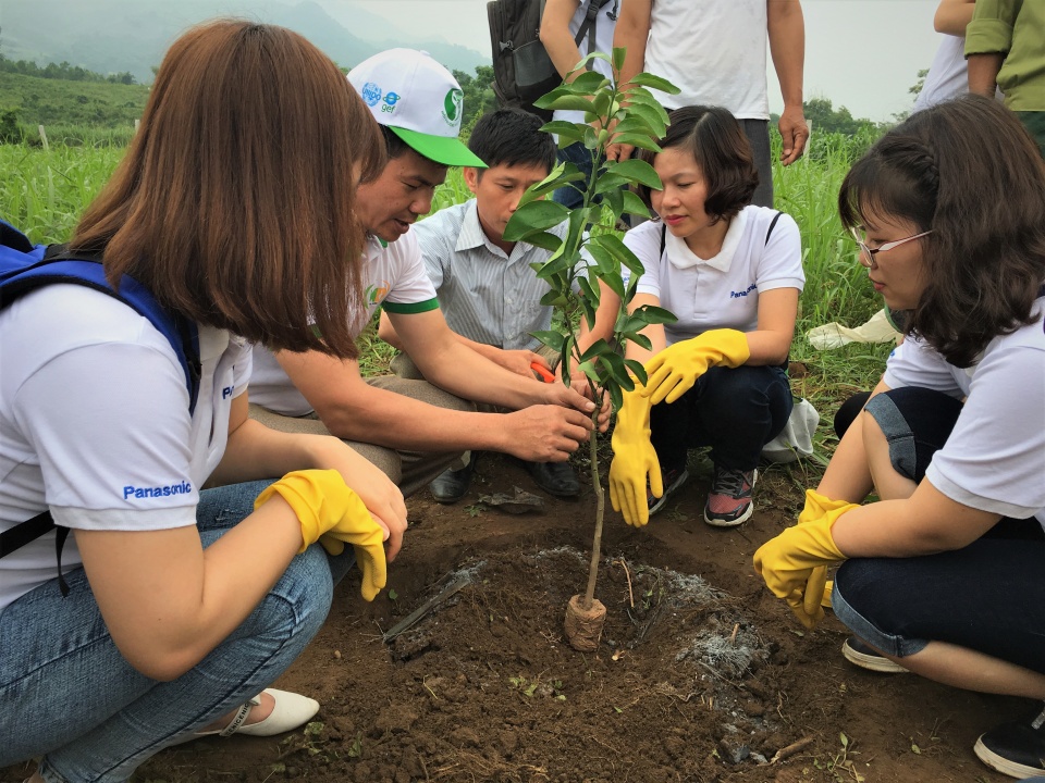 Tặng 3.000 cây cam cho đồng bào tái định cư tỉnh Hòa Bình tang 3000 cay cam cho dong bao tai dinh cu tinh hoa binh