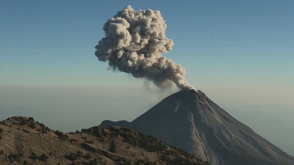 mexico so tan khan cap cu dan vi nui lua colima phun trao