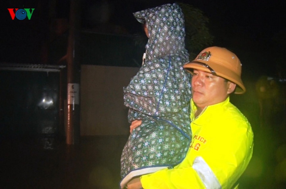 mien trung tan hoang thiet hai nang ne do mua lu