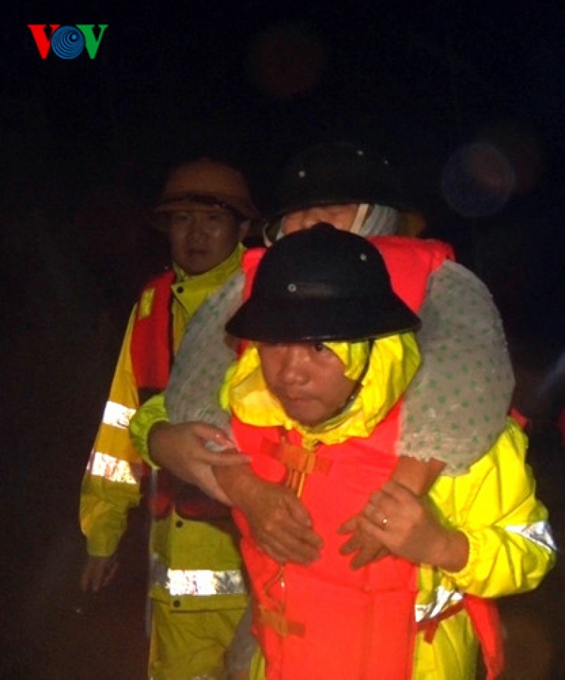 mien trung tan hoang thiet hai nang ne do mua lu