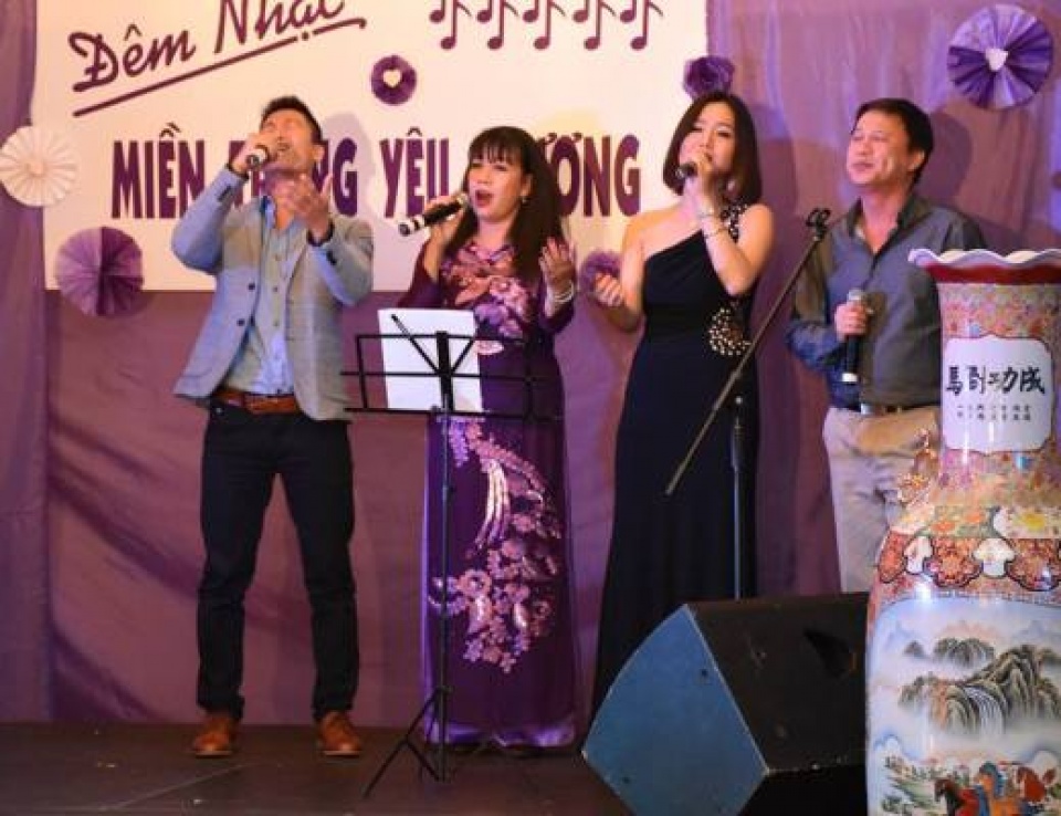 600 trieu dong ung ho mien trung tu dem nhac va dau gia tai czech