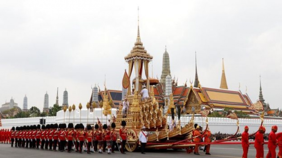 le hoa than nha vua bhumibol adulyadej dien ra trang trong va xuc dong