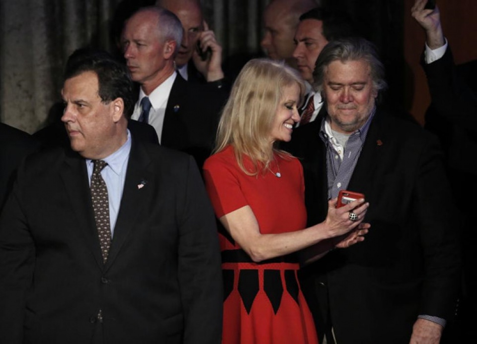 nguoi phu nu dung sau chien thang cua ong trump