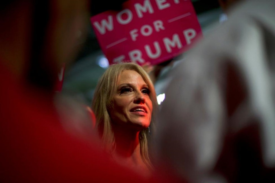 nguoi phu nu dung sau chien thang cua ong trump