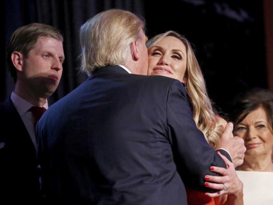 nguoi phu nu dung sau chien thang cua ong trump