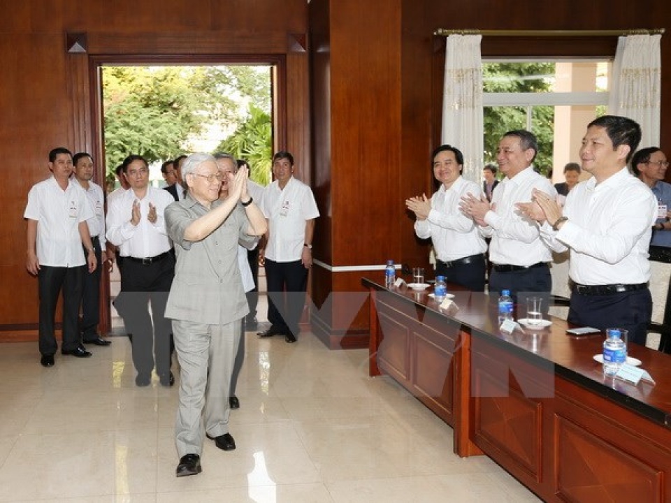 tong bi thu gap can bo dai su quan cong dong viet nam tai lao