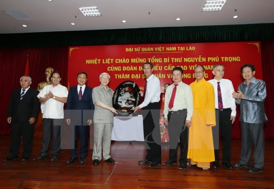 tong bi thu gap can bo dai su quan cong dong viet nam tai lao