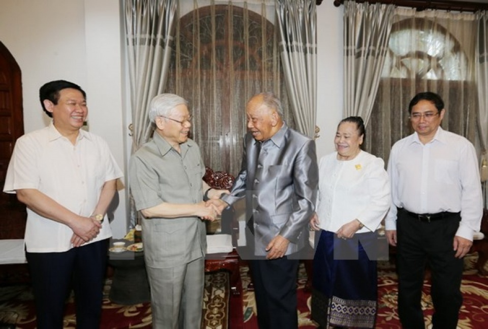 tong bi thu gap can bo dai su quan cong dong viet nam tai lao