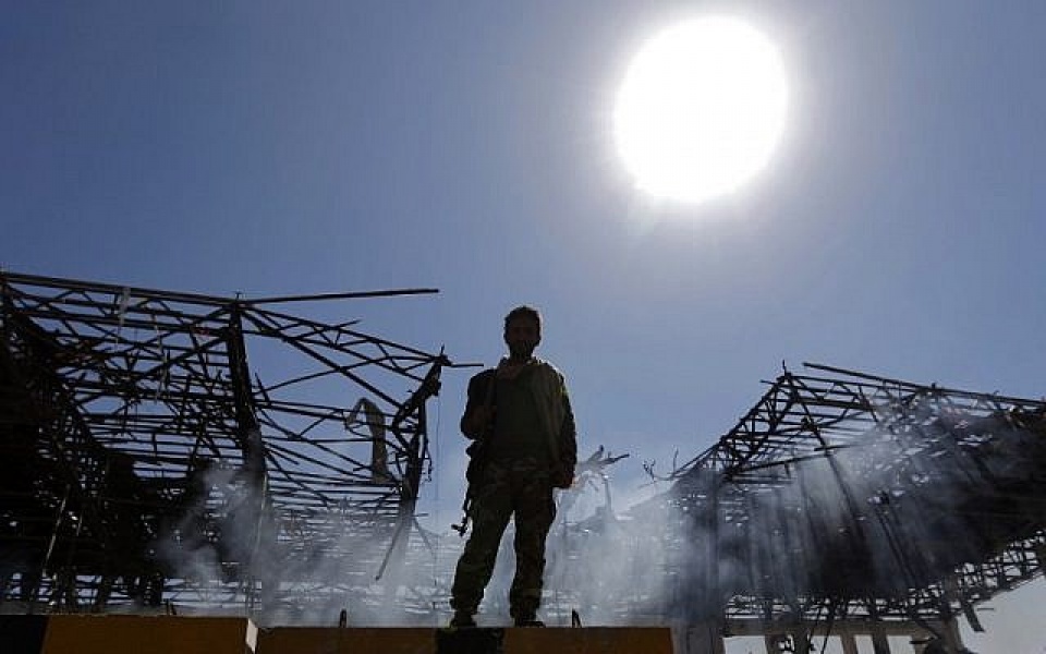 Liên quân Arab không kích trụ sở Bộ Quốc phòng Yemen lien quan arab khong kich tru so bo quoc phong yemen