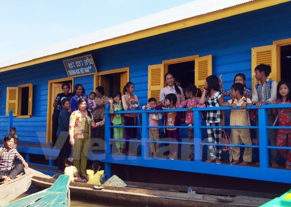 Campuchia: Khánh thành trường học trên Biển Hồ cho con em Việt kiều campuchia khanh thanh truong hoc tren bien ho cho con em viet kieu