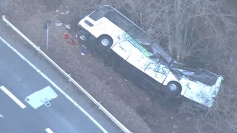 nhat ban xe buyt la t tren nu i hon 10 nguo i thie t ma ng