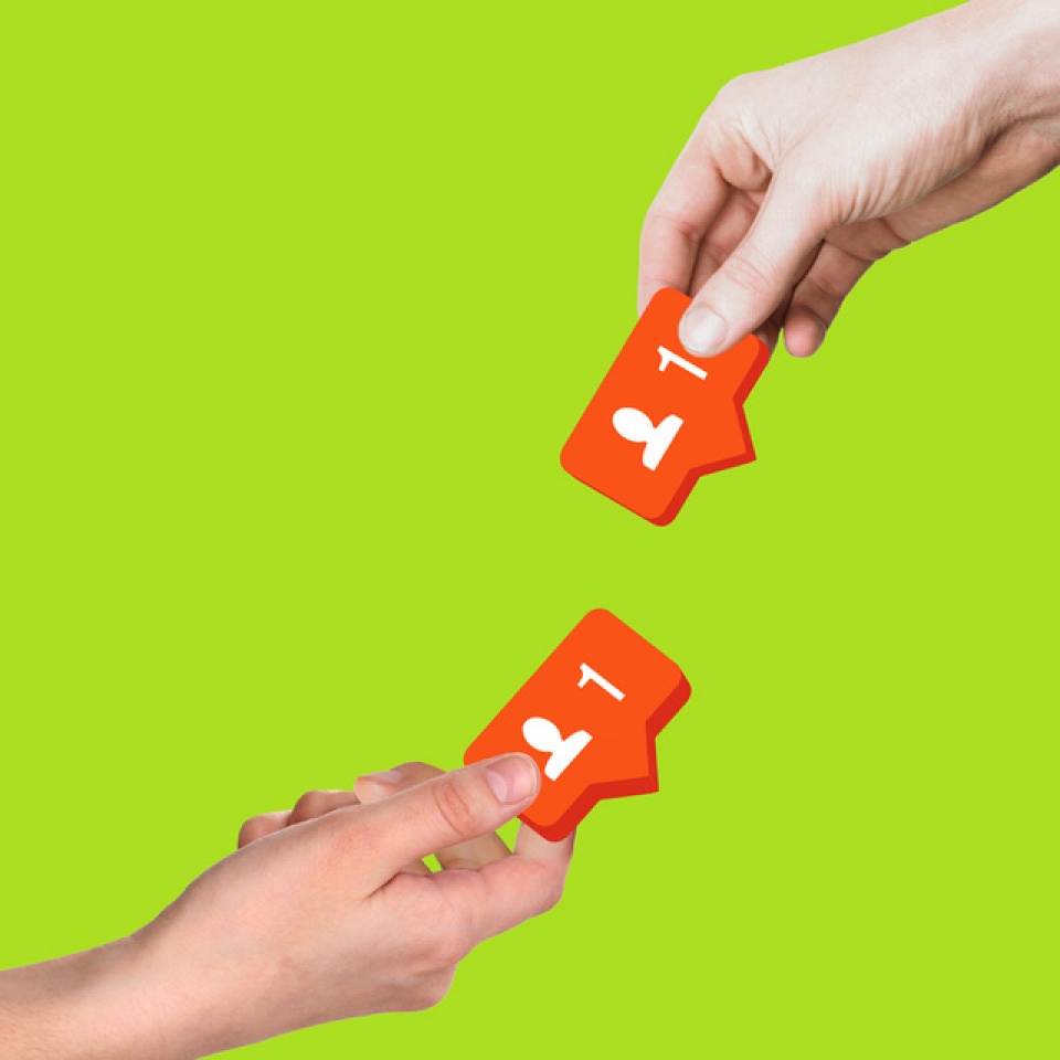 bo anh ghep day mau sac phe phan thoi nghien mang xa hoi