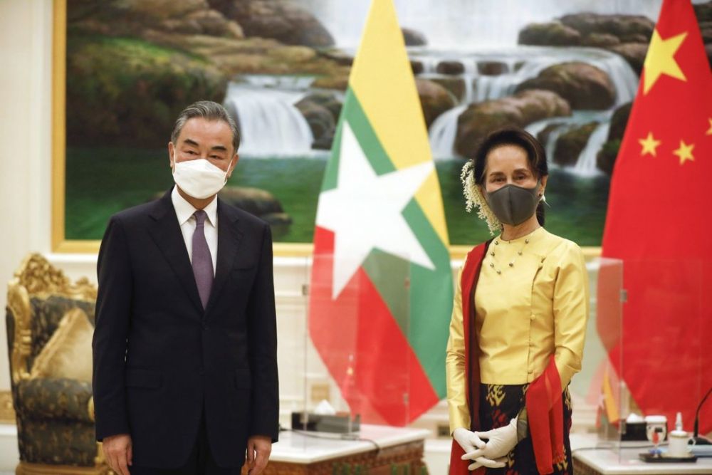 Ngoại trưởng Vương Nghị và Cố vấn Nhà nước Myanmar Aung Sang Suu Kyi trong cuộc gặp ngày 11/1 tại thủ đô Nay Pyi Taw, Myanmar. (nguồn: AP)