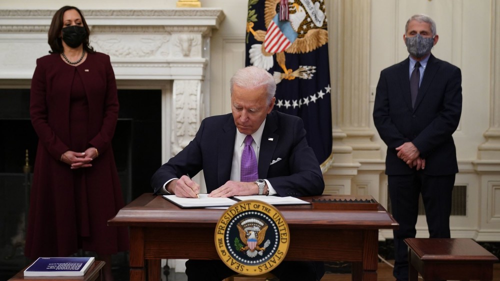Tổng thống Mỹ Joe Biden ký các sắc lệnh và chỉ thị về các biện pháp chống dịch Covid-19 tại Nhà Trắng ngày 21/1. (Nguồn: AFP)