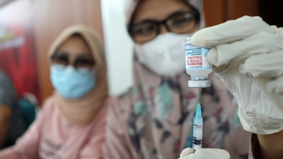 Covid-19: Indonesia tiêm mũi tăng cường nửa liều vaccine; Bỉ ưu tiên dùng Nanocovax cho người dị ứng và sợ tiêm