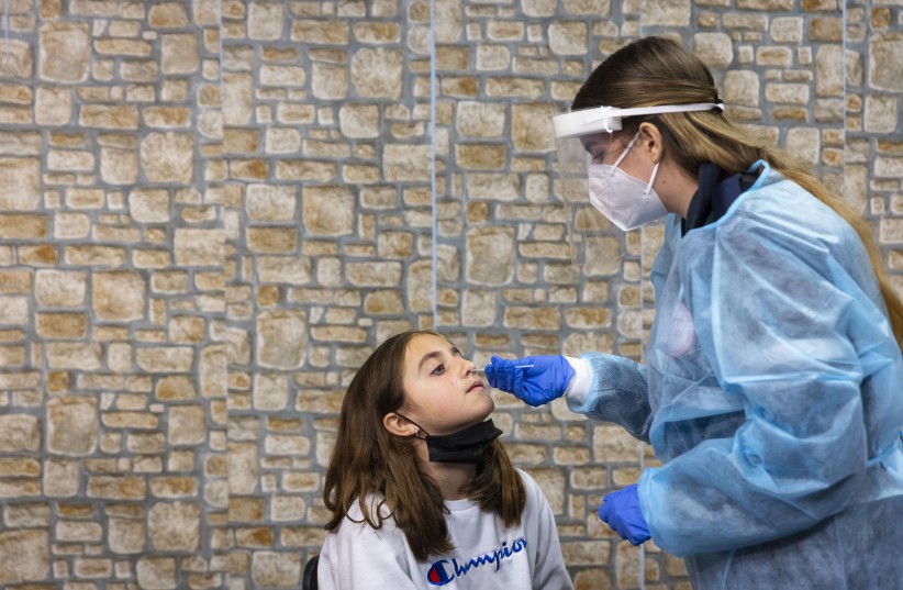 Lấy mẫu xét nghiệm Covid-19 tại Israel. (Nguồn: Jerusalem Post)