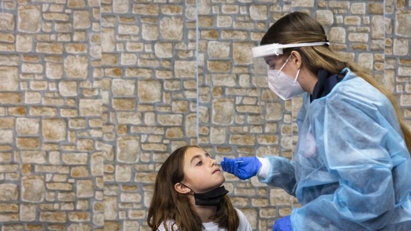 chuyen gia y te israel dong cua truong hoc la mot sai lam can tiem vaccine bo sung