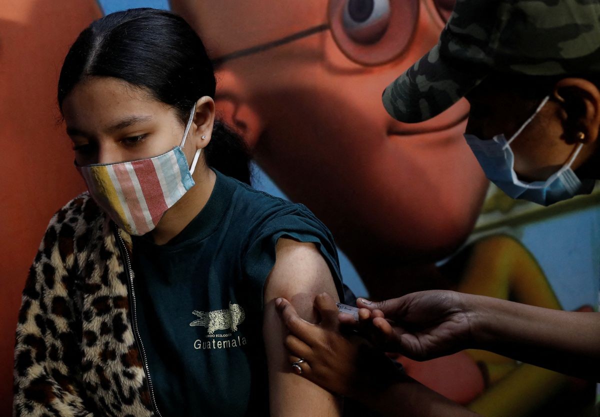 Tiêm vaccine ngừa Covid-19 tại New Delhi, Ấn Độ. (Nguồn: Reuters) Tiêm vaccine ngừa Covid-19 tại New Delhi, Ấn Độ. (Nguồn: Reuters)