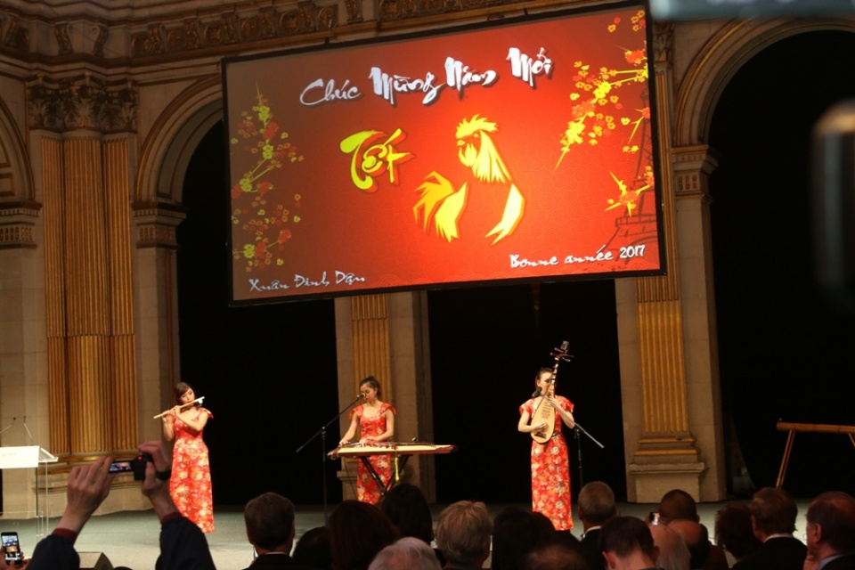 tung bung don tet dinh dau 2017 tai phap