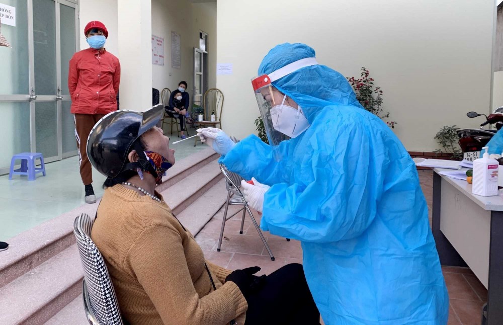 Nhân viên y tế lấy mẫu xét nghiệm Covid-19 cho các trường hợp F1, F2 tại thị trấn Cái Rồng.