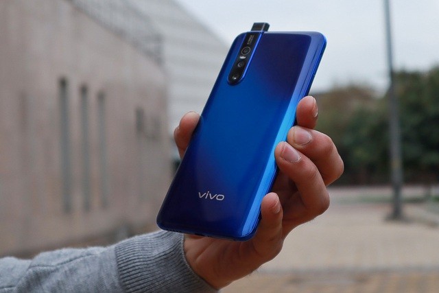 Cụm camera thò thụt sau đó đã được các hãng cải tiến và dần thu gọn hơn.