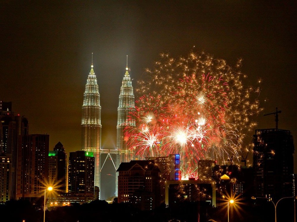 Bắn pháo hoa tại Tháp đôi Petronas, Malaysia trong dịp Tết Âm lịch. (Nguồn: duhocinec)