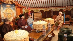 Đón Tết Âm lịch: Người Hàn Quốc để xẻng rơm trước nhà, người Mông Cổ lên núi cầu nguyện, người Singapore thích hóa trang