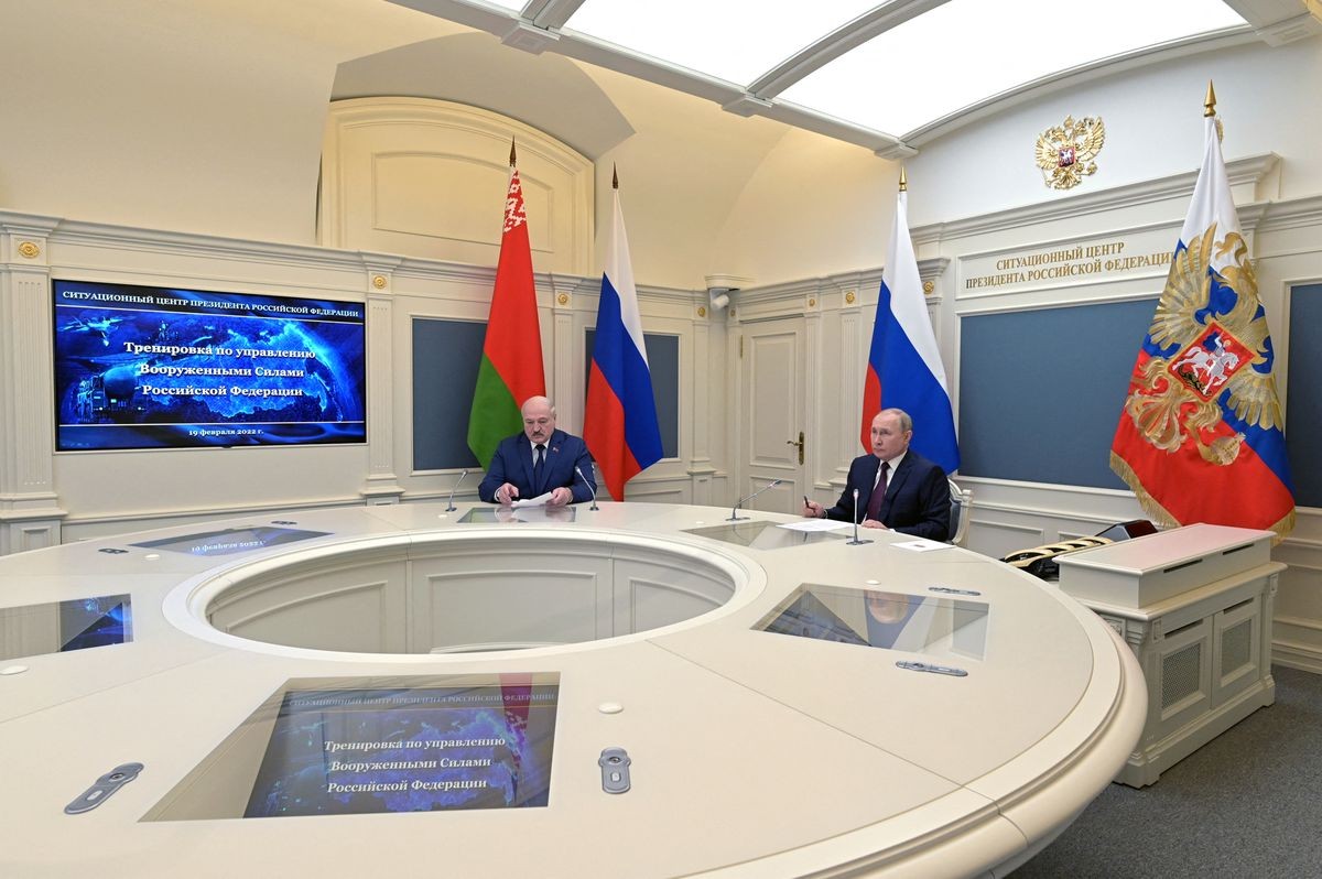 Tổng thống Nga Vladimir Putin và Tổng thống Belarus theo dõi vụ phóng tên lửa. (Nguồn: Reuters)