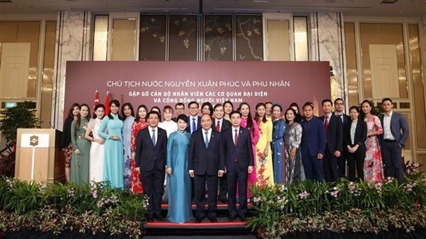 Chủ tịch nước Nguyễn Xuân Phúc gặp mặt cộng đồng người Việt, thăm trang trại điện mặt trời tại Singapore